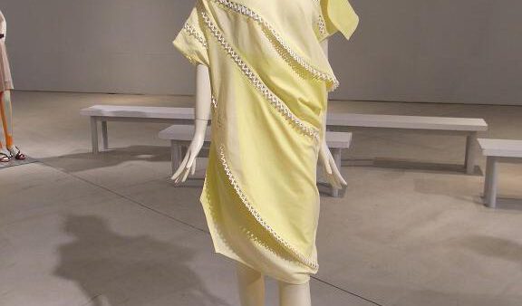 日本を代表する世界的ブランド、イッセイミヤケ（ISSEY MIYAKE）のドレスにOJO⁺が採用されました。